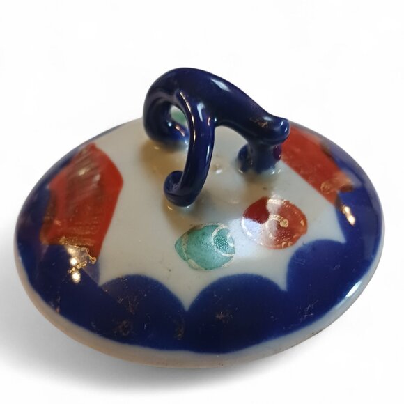 Vintage Japanese Kutani Lidded Jar – Hand Painted, Gilded, 3-Footed c.1920s–40s - Picture 14 of 16